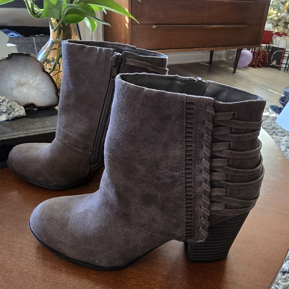 Dark Gray Suede Ankle Boots with Chunky Heel and Ribbed Detail